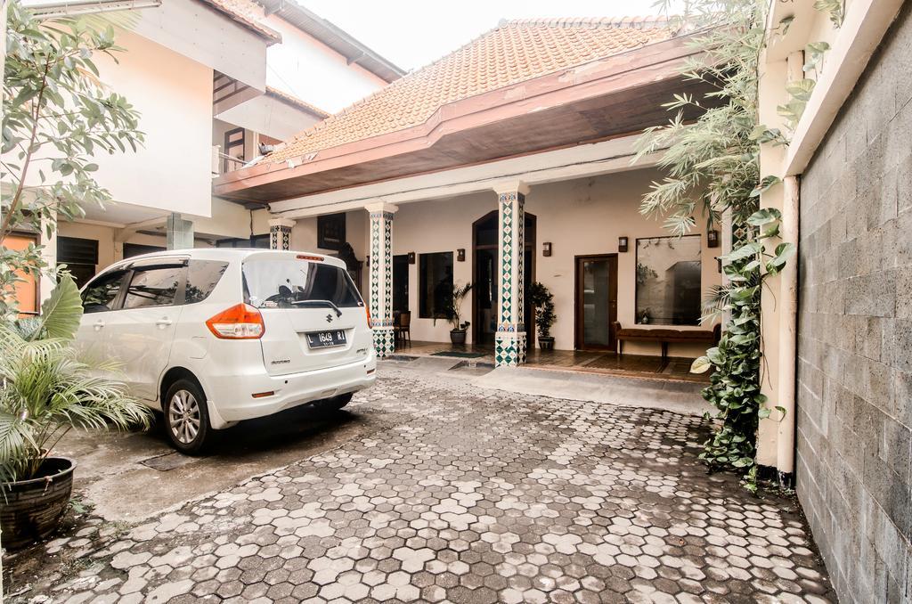 Hotel Keluarga Djagalan Raya Surabaya Eksteriør bilde