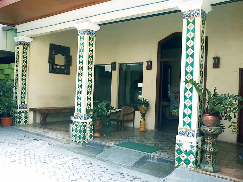 Hotel Keluarga Djagalan Raya Surabaya Eksteriør bilde