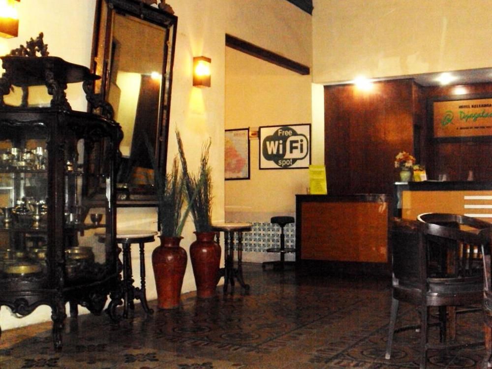 Hotel Keluarga Djagalan Raya Surabaya Eksteriør bilde