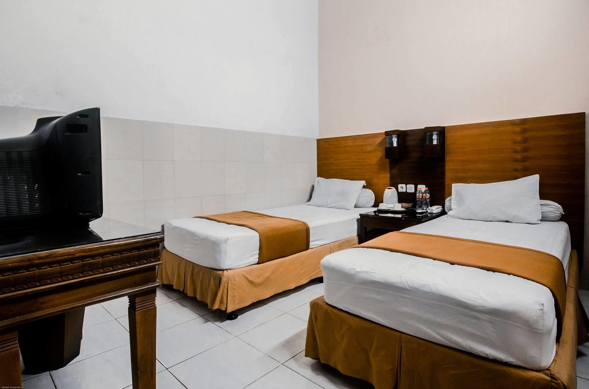 Hotel Keluarga Djagalan Raya Surabaya Eksteriør bilde