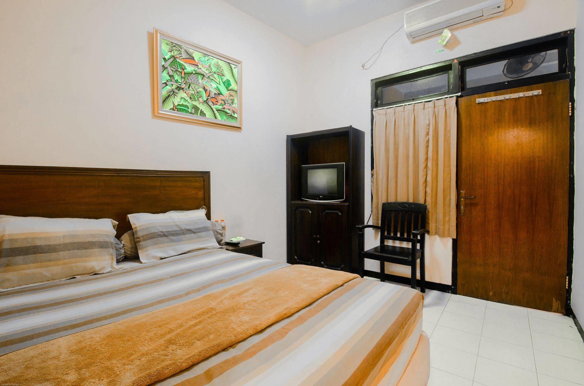 Hotel Keluarga Djagalan Raya Surabaya Eksteriør bilde