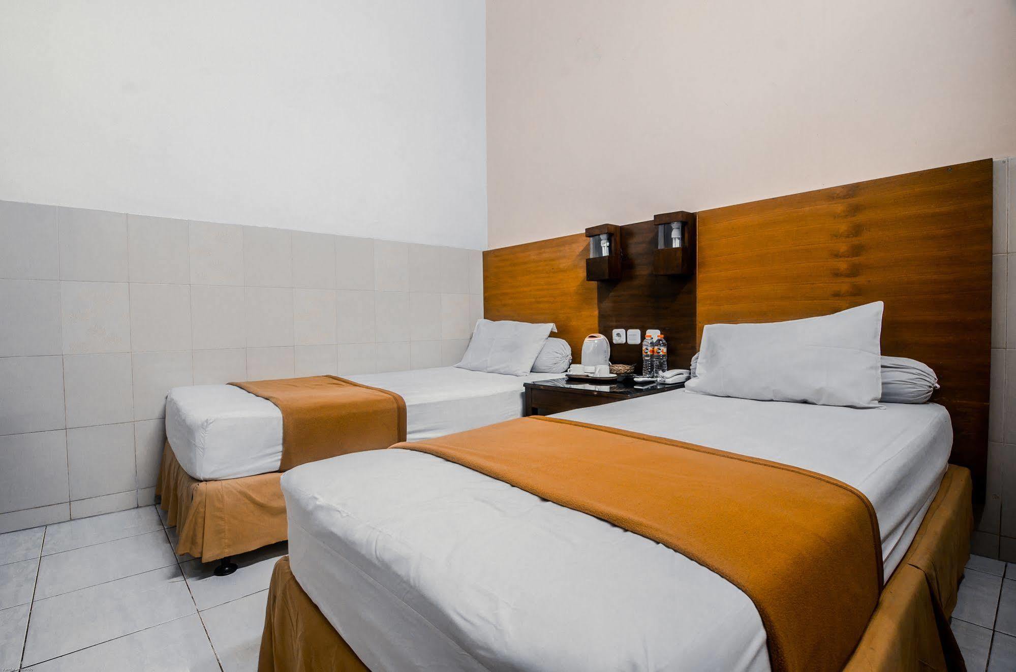 Hotel Keluarga Djagalan Raya Surabaya Eksteriør bilde